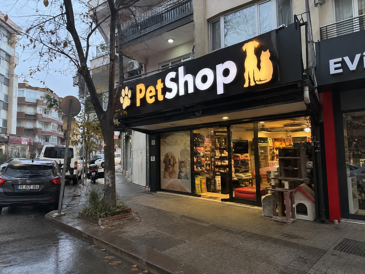 Alsancak Pet Shop için siyah cephe üzerinde beyaz ve sarı ışıklı kutu harf tabela