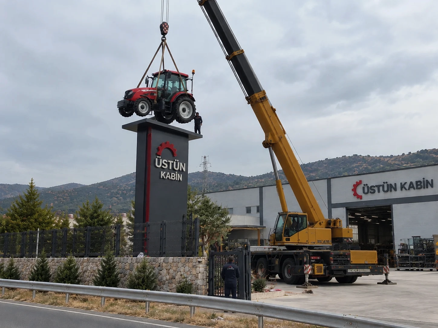 Üstün Kabin totem tabelanın üstüne traktörün vinçle yerleştirilmesi